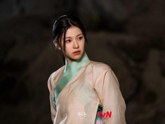 Go Yoon Jung di drama Alchemy of Souls/ Foto: hancinema.net