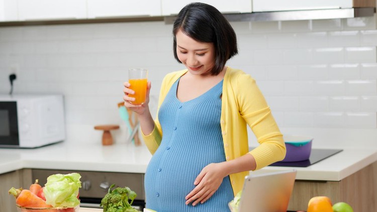 Ilustrasi Ibu Hamil Minum Jus