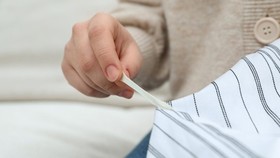 Tak Perlu Jijik, Ini 5 Cara Hilangkan Permen Karet yang Nempel di Baju