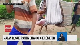 VIDEO: Jalan Rusak, Pasien Ditandu 6 Kilometer
