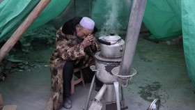 FOTO: Korban Gempa China Bertahan di Tengah Suhu Ekstrem