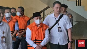 KPK Tahan Gubernur Maluku Utara Abdul Gani Kasuba