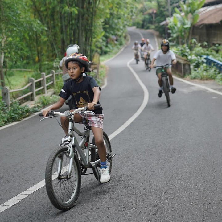 <p>Tak terasa, putra bungsu Widi yang bernama Den Bagus Satrio Sasono kini hampir berusia 8 tahun. Dalam potret yang dibagikan, Den Bagus terlihat sangat aktif ketika bersepeda bersama keluarganya. (Foto: Instagram @widimulia)</p>