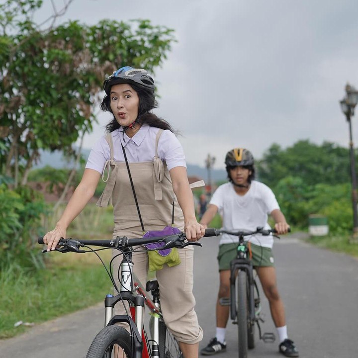 <p>Widi Mulia tengah menikmati libur akhir tahun. Ia dan keluarganya pergi ke Magelang, Jawa Tengah. (Foto: Instagram @widimulia)</p>