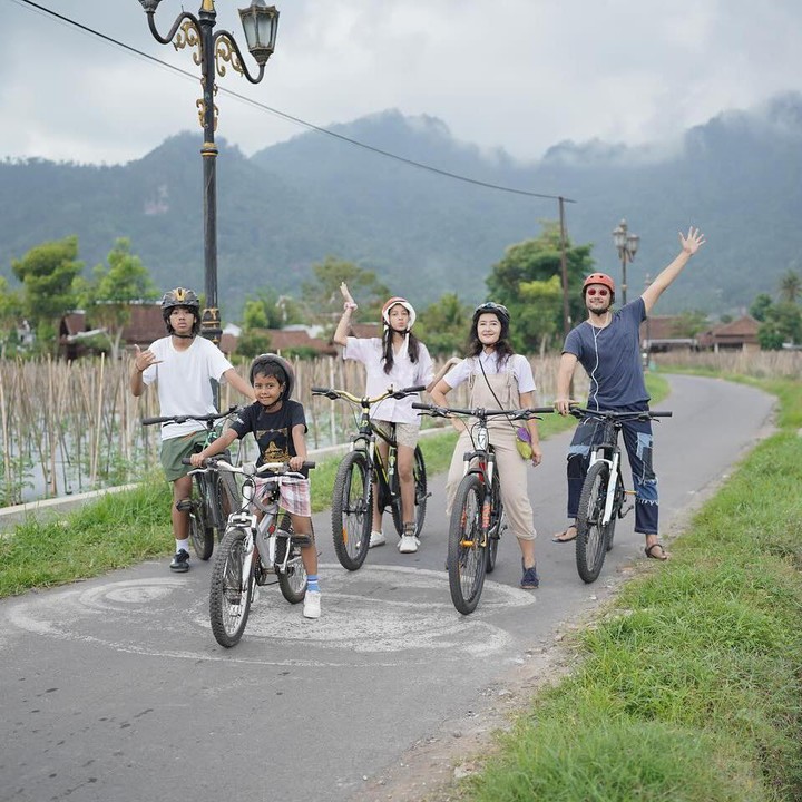 <p>Widi menyebut anak-anaknya sangat menikmati pemandangan di Magelang ketika bersepeda menyusuri sawah. "Sangat indah pemandangannya! Anak - anakku keren bersemangat semuanya," ucap Widi. (Foto: Instagram @widimulia)</p>