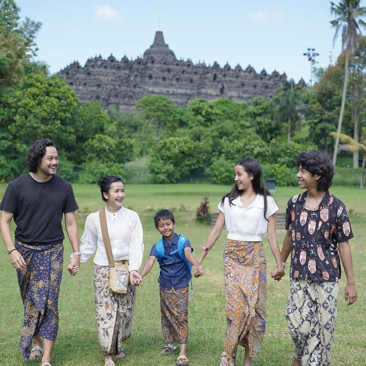 <p>Kali ini Widi Mulia memilih destinasi wisata Candi Borobudur. Tempat ini memiliki keistimewaan tersendiri bagi Bunda berusia 44 tahun itu. (Foto: Instagram @widimulia)</p>