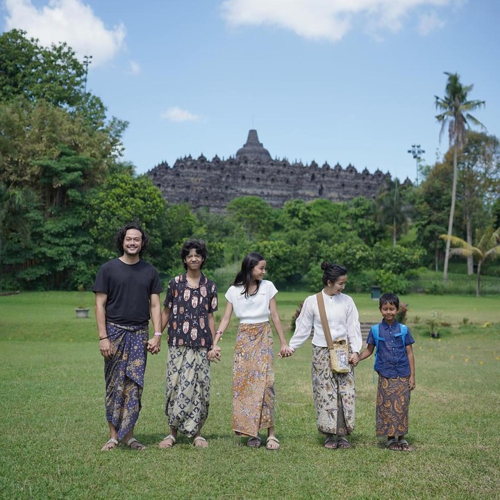 <p>"Terakhir berkunjung ke #CandiBorobudur waktu Den Bagus masih dalam perutku, di kehamilan 7 bulan. Semoga kita bisa terus mengupayakan berkah sehat supaya bisa kembali kesini dan berfoto seperti ini. Nanti aku pasti berdiri di paling kanan, yang terpendek kalo sesuai susunan tinggi badan," tulisnya di unggahan foto. (Foto: Instagram @widimulia)</p>