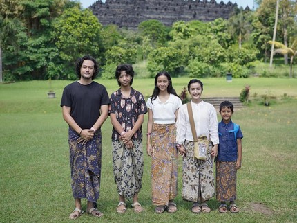 7 Potret Widi Mulia Ajak Keluarga Liburan di Magelang, Throwback Waktu Si Bungsu Masih di Kandungan