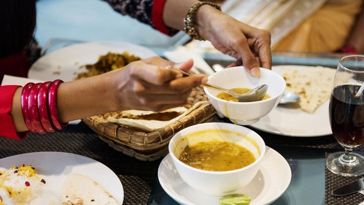 makanan india Family having Indian food