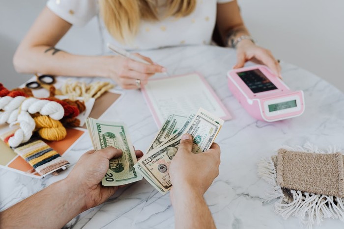 Tips Staycation Hemat Saat Tahun Baru, Gak Bikin Boncos!