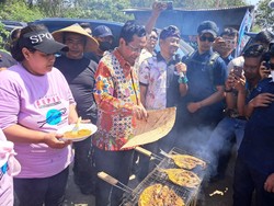 Momen Mahfud Md Naik Perahu-Makan Ikan Bareng Nelayan di Marunda