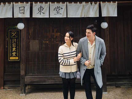 Jarang Tersorot, Intip 7 Potret Mike Lewis dan Istri yang Beda Usia 14 Tahun