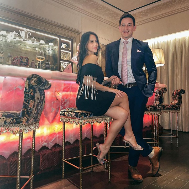 <p>Pada bulan Maret lalu, Mike memberi kejutan kepada sang istri ketika merayakan ulang tahun pernikahan yang pertama. Ia mengajak Janissa melakukan makan malam romantis. (Foto: Instagram @mike_lewis)</p>
