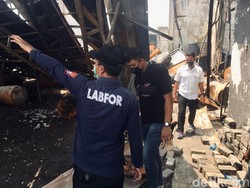 Labfor Polda Jatim Olah TKP Gudang Tiner Kalianak Surabaya yang Terbakar