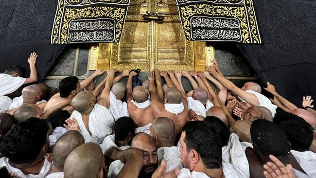 Sbelum memutuskan berangkat sendiri, penting untuk memahami apa saja risiko umroh mandiri agar ibadah tetap berjalan lancar dan aman.