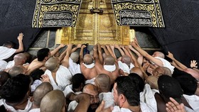 FOTO: Haru Peziarah Sentuh Ka'bah Setelah Ditutup Akibat Pemeliharaan