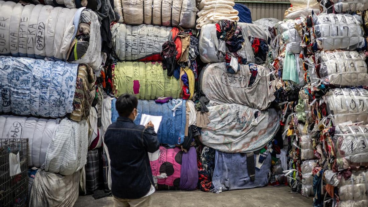 FOTO: Kurangi Limbah Fashion, Pakaian Bekas Makin Dilirik di Jepang