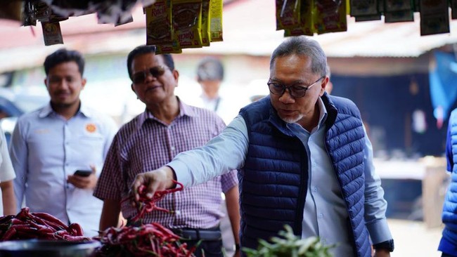 Mendag Zulkifli Hasan senang mengetahui harga cabai di berbagai daerah mulai turun, seperti di Pasar Baru Mamuju, Sulawesi Barat.