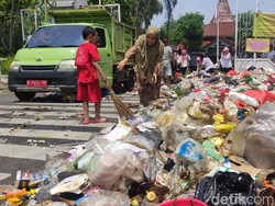 Petugas Kebersihan Buang Sampah di Depan Pendopo Pemkab Sidoarjo, Ada Apa?
