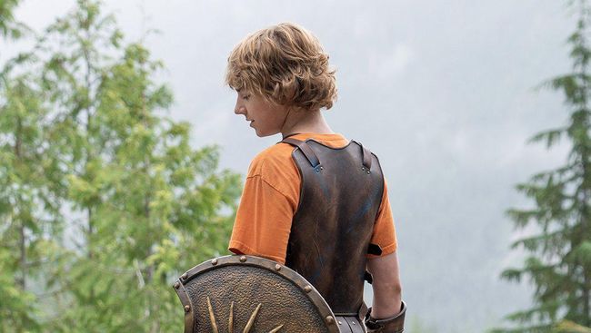 Sinopsis serial Percy Jackson and the Olympians tentang Percy, Annabeth dan Grover jalani misi mencari petir Zeus.