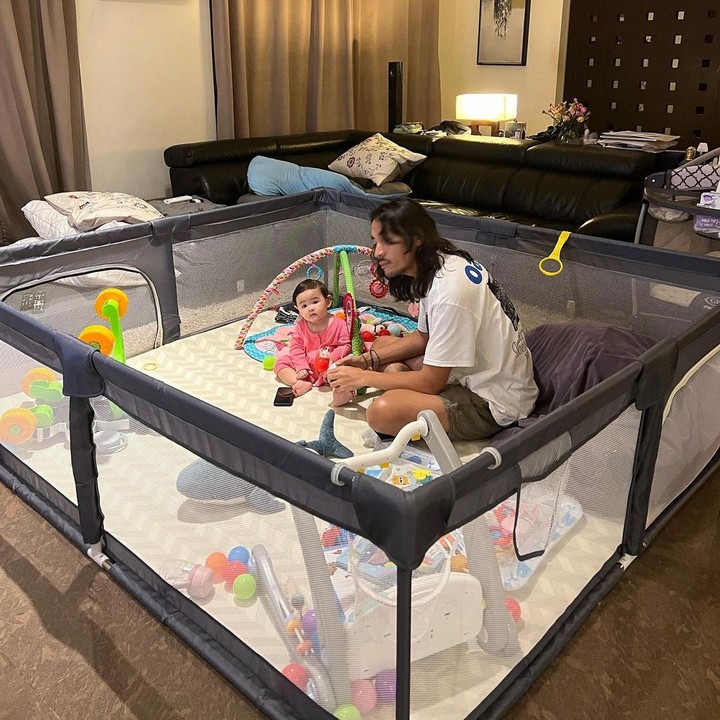 <p>"Bermain dengan bayi perempuanku yang cantik. Ruang tamu kita sudah jadi playground-nya Dunia sekarang," tulis Ello kala mengunggah potret bersama sang putri. (Foto: Instagram: @marcello.tahitoe)</p>