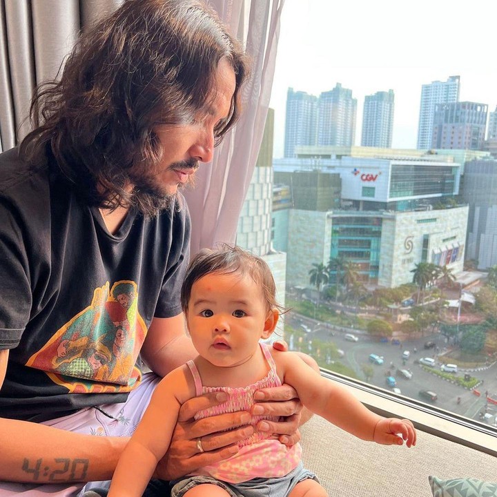 <p>Banyak netizen yang menyebut Ello adalah Ayah idaman karena selalu menyempatkan diri untuk quality time bersama anak perempuannya. Mereka pun menyebut Ello sosok yang sangat mencintai keluarga. (Foto: Instagram: @marcello.tahitoe)</p>