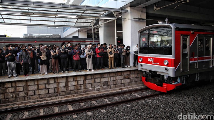 Dirjen Perkeretaapian Kemenhub menerapkan switch over atau penyesuaian jalur KRL di Stasiun Manggarai, Rabu (20/12/2023).