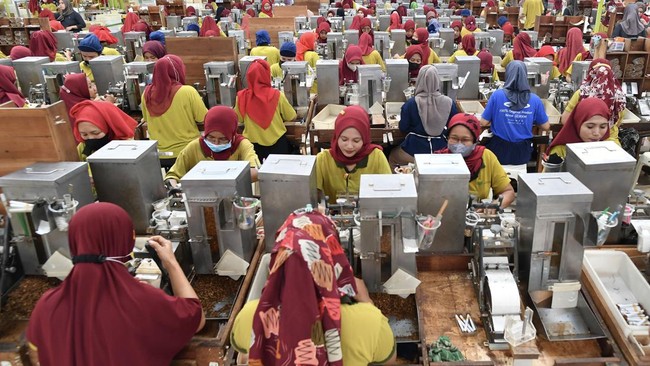 Pemerintah memberi diskon iuran JKK sebesar 50 persen bagi perusahaan sektor industri padat karya tertentu selama periode Februari-Juli 2025.