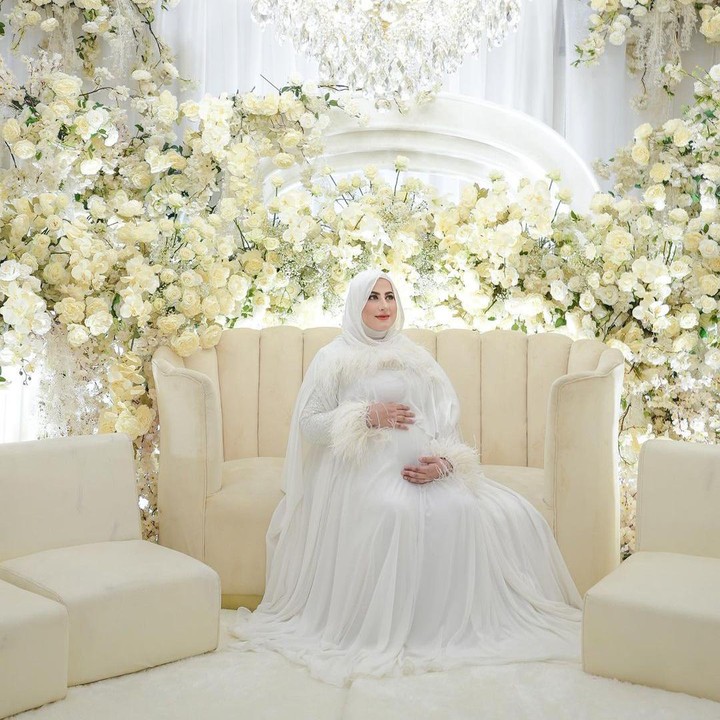 <p>Belum lama ini, Youtuber Tasyi Athasyia mengejutkan publik dengan kabar kehamilan keempatnya di tahun 2023 ini. Tasyi membagikan kabar bahagia ini saat usia kandungannya sudah menginjak 8 Bulan. Belum lama ini, Tasyi membagikan potret saat ia menggelar acara tasyakuran 7 bulanan dan <em>gender reveal.</em> (Foto: Instagram: @tasyiiathasyia)</p>