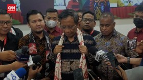 VIDEO: Jelang Debat, Mahfud: Baca Koran Soal Ekonomi Tiap Hari