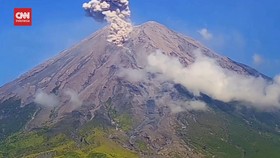 VIDEO: Aktivitas Vukanik Gunung Semeru Naik. Warga Diminta Waspada