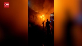 VIDEO: Demonstran Anti-Pemerintah Bakar Kereta, Ibu dan Anak Tewas