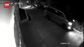 VIDEO: Detik-detik Mobil WNA Masuk Jurang Sedalam 15 Meter di Puncak