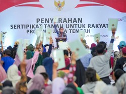 Wamen ATR/BPN Serahkan 520 Sertifikat Tanah di Tegal-Wonosobo