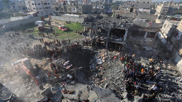 Warga Palestina mencari korban di lokasi serangan Israel di sebuah rumah, di tengah konflik yang sedang berlangsung antara Israel dan kelompok Islam Palestina Hamas, di Rafah, di selatan Jalur Gaza, 19 Desember 2023. (REUTERS/Ibraheem Abu Mustafa)