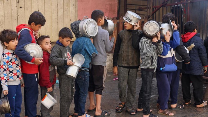 Anak-anak Palestina memegang panci saat mereka mengantri untuk menerima makanan yang dimasak oleh dapur amal, di tengah kekurangan pasokan makanan, saat konflik antara Israel dan Hamas berlanjut, di Rafah di selatan Jalur Gaza 14 Desember 2023. Anak-anak Palestina memegang panci saat mereka mengantri untuk menerima makanan yang dimasak oleh dapur amal, di tengah kekurangan pasokan makanan, saat konflik antara Israel dan Hamas berlanjut, di Rafah di selatan Jalur Gaza 14 Desember 2023. (REUTERS/Saleh Salem)