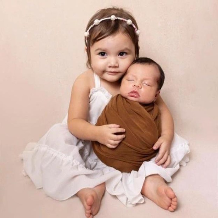 <p>Anak pertama Randy Pangalila, Blair, sudah resmi menjadi Kakak di tahun 2023 ini, Bunda. Adiknya, Asher, lahir pada 21 Juni 2023. "Lucunya Kakak Blair dan Adik Asher," ungkap seorang netizen dengan emotikon hati. (Foto: Instagram: @randpunk/@creatink moments)</p>