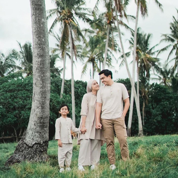 <p>Sejak beberapa tahun yang lalu, pasangan yang sudah dikaruniai seorang anak laki-laki ini memilih untuk hidup menepi. Tak lagi tinggal di Jakarta, kini mereka menjalani kehidupan di Bali. (Foto: Instagram @ayudiac)<br /><br /><br /></p>
