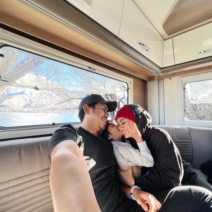 <p>Ayudia dan Ditto juga sukses menarik perhatian saat bagikan momen travelling memakai campervan, lho. Seru, ya? Kita doakan semoga keluarga mereka selalu sehat dan bahagia bersama. (Foto: Instagram @ayudiac)</p>