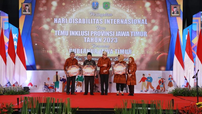 Pemkab Trenggalek meraih penghargaan Kabupaten Inklusi 2023 dari Gubernur Jawa Timur dalam kegiatan peringatan Hari Disabilitas Internasional (HDI) 2023.