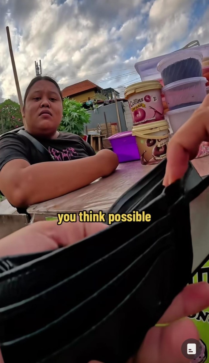 Bule AS hadiahi penjual donat rumah dan uang Rp155 juta