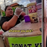 Viral di TikTok! Penjual Donat Ini Dihadiahi Rumah dan Uang Rp155 Juta dari Bule yang Pernah Ditolongnya