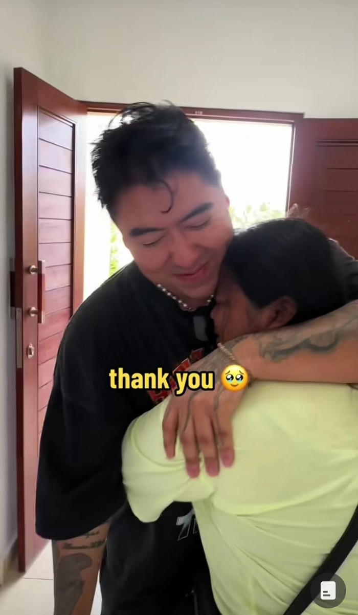 Bule AS hadiahi penjual donat rumah dan uang Rp155 juta