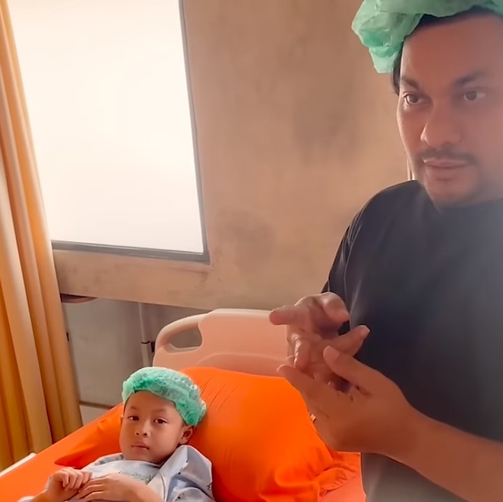 <p>Tindakan medis ini dilakukan langsung dokter Tompi, Bunda. Saat datang menemui Miguel, dr Tompi memberikan edukasi serta penjelasan singkat terkait metode sunat yang akan dilakukan kepada Desta dan Natasha Rizky. (Foto: YouTube Trio Strong Family)<br /><br /><br /></p>