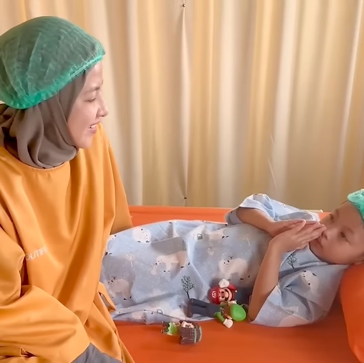 <p>Sesampai di lokasi, Miguel masih terlihat tenang didampingi Natasha Rizki di sampingnya. Kedua kakak perempuannya pun tampak perhatian memastikan adiknya tetap dalam kondisi baik-baik saja. (Foto: Instagram @desta80s)<br /><br /><br /></p>