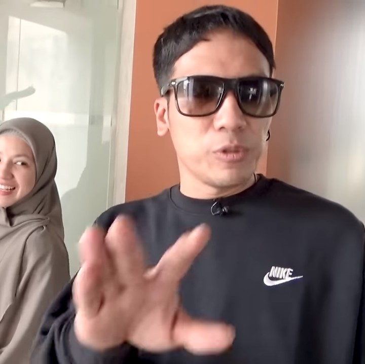 <p>Natasha bersama ketiga anaknya datang ke sebuah lokasi untuk bertemu dengan Desta. Kemudian, semuanya pun berangkat berbarengan menuju klinik. (Foto: YouTube Trio Strong Family)</p>