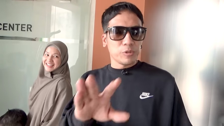 Desta dan Natasha Risky Dampingi Putra Bungsunya Sunat