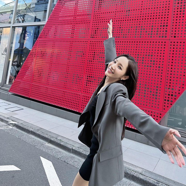 <p>Di sini, Park Min Young sedang bersantai ria sambil jalan-jalan keliling kota, Bunda. (Foto: Instagram @rachel_mypark)</p>