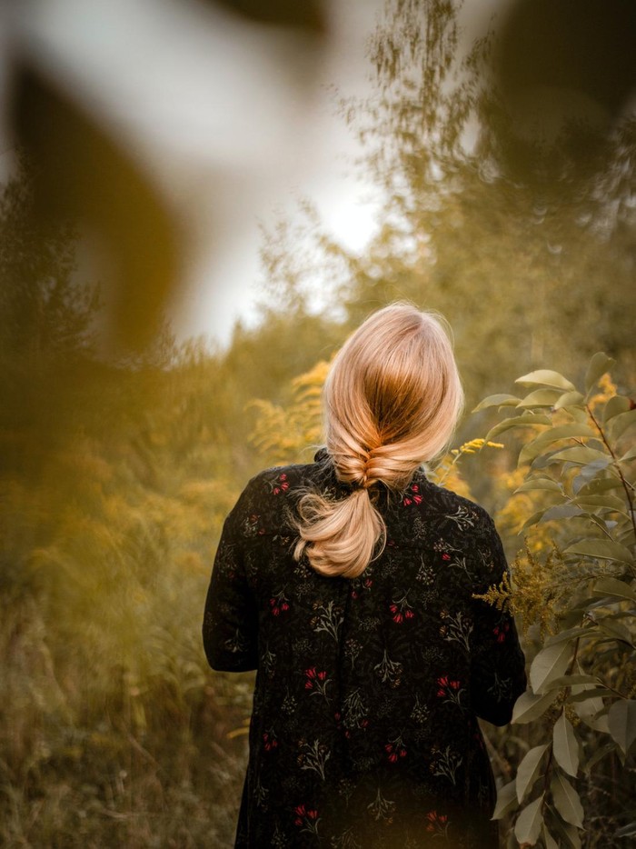 Gaya kepang fishtail memberikan tampilan yang unik dan elegan. Ciptakan tekstur dengan membiarkan beberapa helai rambut menggantung untuk tampilan yang lebih santai./ Foto: pexels.com/Dominika Roseclay