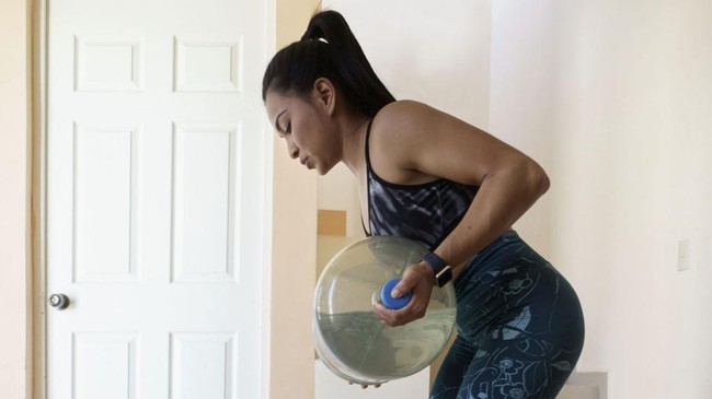 Mengangkat Galon dengan Benar untuk Hindari Saraf Kejepit, Ini Rekomendasi Dokter